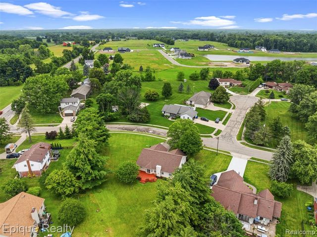 1409 Meadow Green Lane, Linden, MI 48451