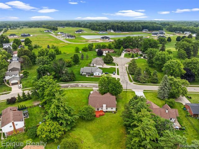 1409 Meadow Green Lane, Linden, MI 48451