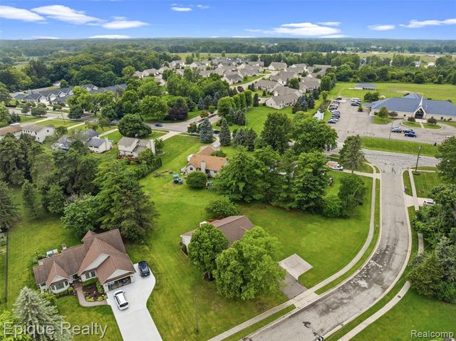 1409 Meadow Green Lane, Linden, MI 48451