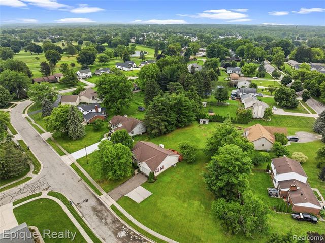 1409 Meadow Green Lane, Linden, MI 48451
