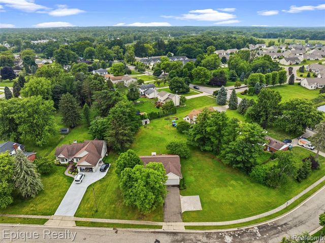 1409 Meadow Green Lane, Linden, MI 48451