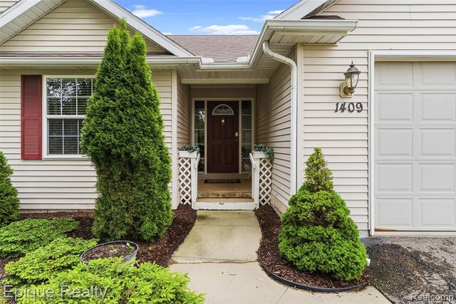 1409 Meadow Green Lane, Linden, MI 48451