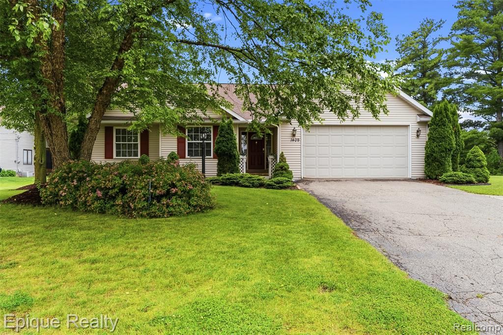 1409 Meadow Green Lane, Linden, MI 48451