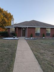 1310 Rosewood Lane, Lancaster, TX 75146