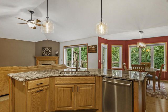 308 Skyland Way, Deerfield, WI 53531