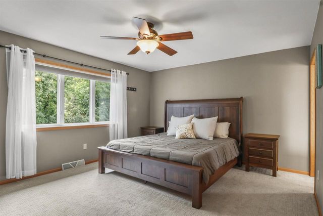 308 Skyland Way, Deerfield, WI 53531