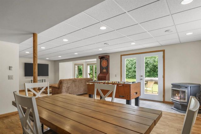 308 Skyland Way, Deerfield, WI 53531