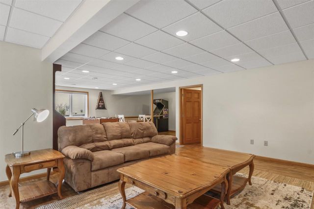308 Skyland Way, Deerfield, WI 53531