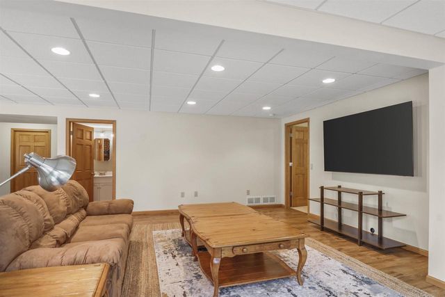 308 Skyland Way, Deerfield, WI 53531