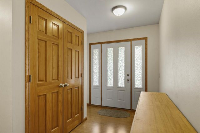 308 Skyland Way, Deerfield, WI 53531