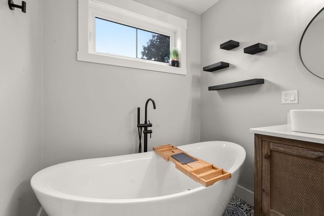 33 Putnam Hill Rd, Sutton, MA 01590