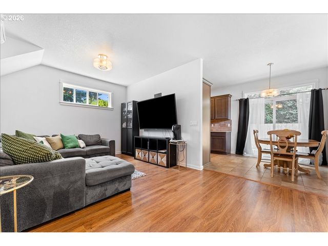 15667 Se RAINIER Ave, Clackamas, OR 97015