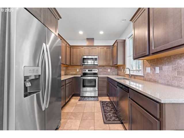 15667 Se RAINIER Ave, Clackamas, OR 97015