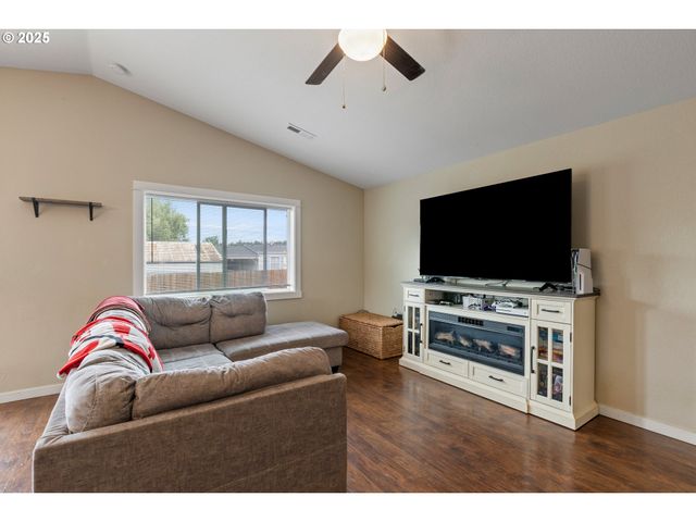 409 S STATE St, Sutherlin, OR 97479