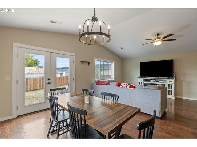 409 S STATE St, Sutherlin, OR 97479