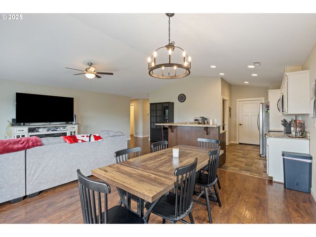 409 S STATE St, Sutherlin, OR 97479