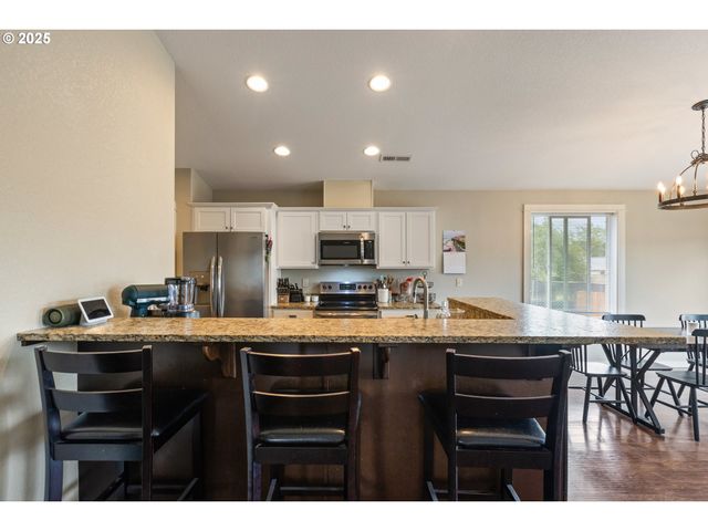 409 S STATE St, Sutherlin, OR 97479