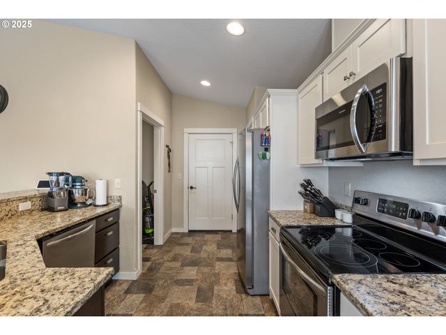 409 S STATE St, Sutherlin, OR 97479