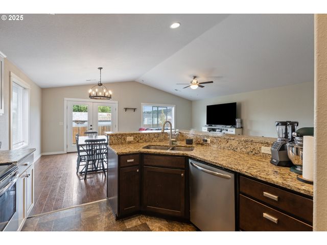 409 S STATE St, Sutherlin, OR 97479