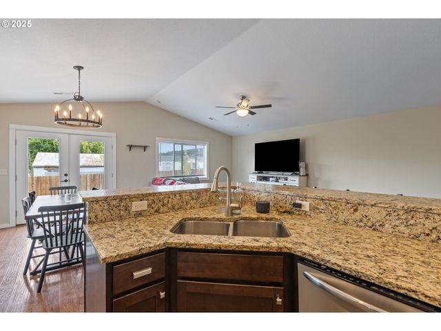 409 S STATE St, Sutherlin, OR 97479