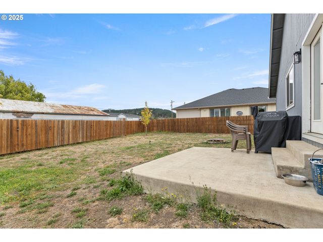 409 S STATE St, Sutherlin, OR 97479