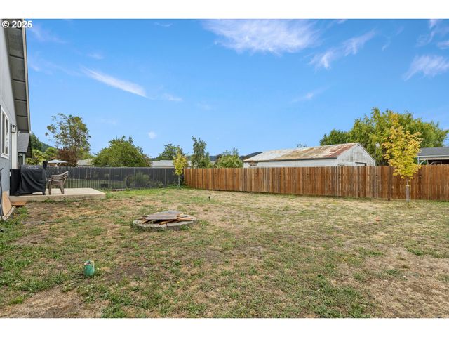 409 S STATE St, Sutherlin, OR 97479