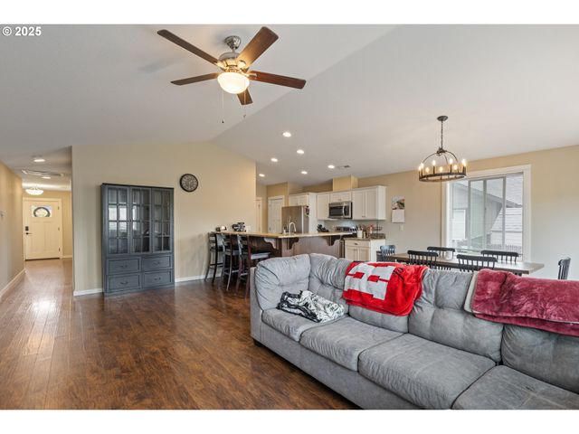 409 S STATE St, Sutherlin, OR 97479