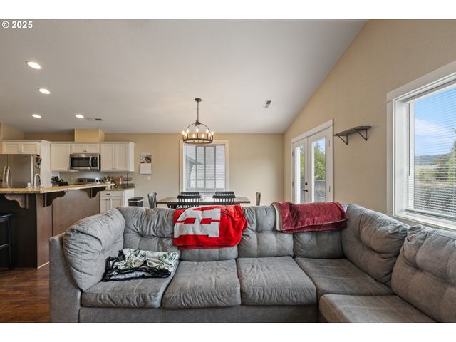 409 S STATE St, Sutherlin, OR 97479