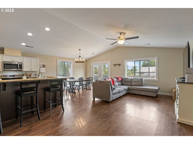 409 S STATE St, Sutherlin, OR 97479