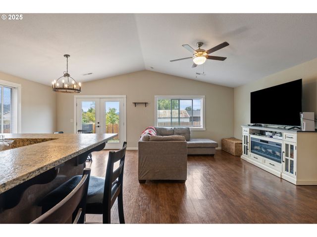 409 S STATE St, Sutherlin, OR 97479