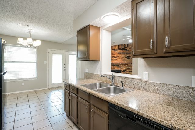 6117 Autumn Springs Drive, Arlington, TX 76001