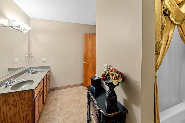 1140 W Hidden Springs Rd, Salina, KS 67401