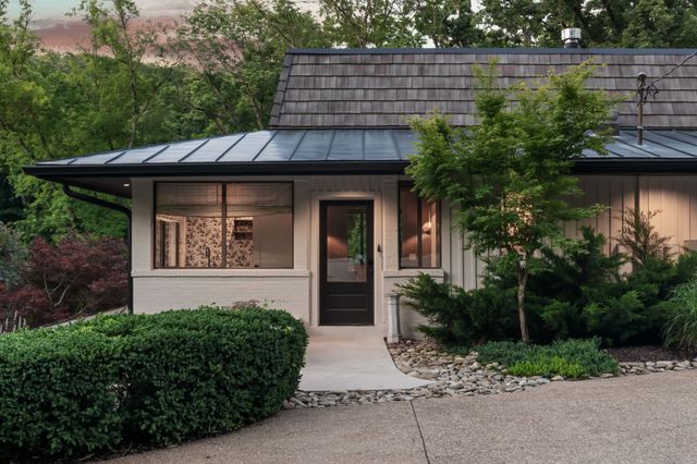 1147 Crater Hill Dr, Nashville, TN 37215