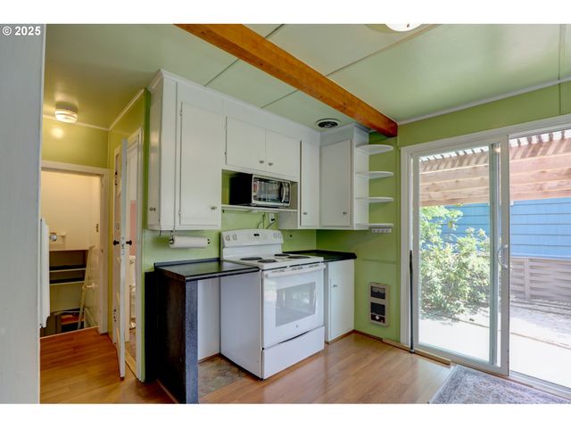 416 W 10TH St, The Dalles, OR 97058