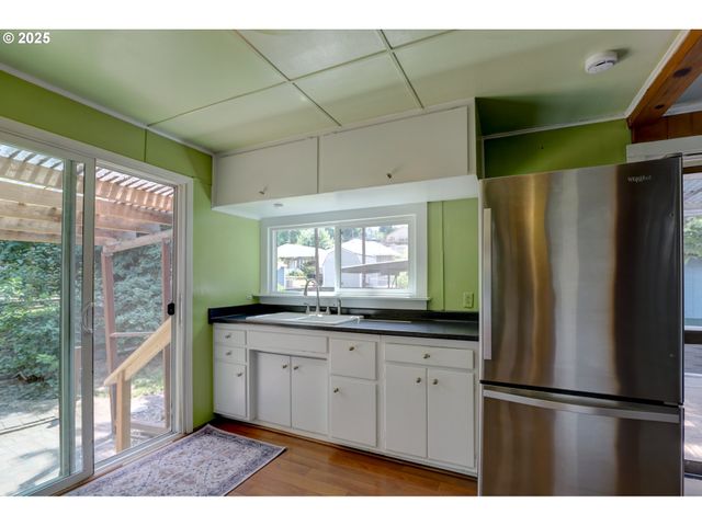 416 W 10TH St, The Dalles, OR 97058