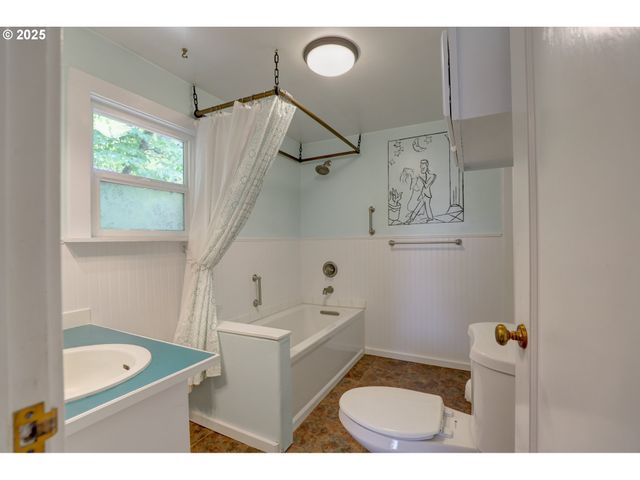 416 W 10TH St, The Dalles, OR 97058