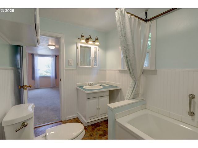 416 W 10TH St, The Dalles, OR 97058
