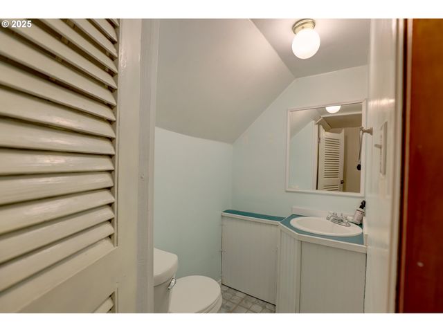 416 W 10TH St, The Dalles, OR 97058