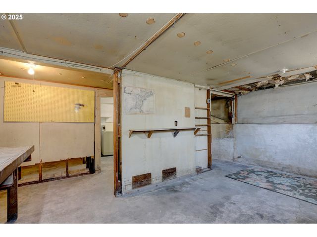416 W 10TH St, The Dalles, OR 97058