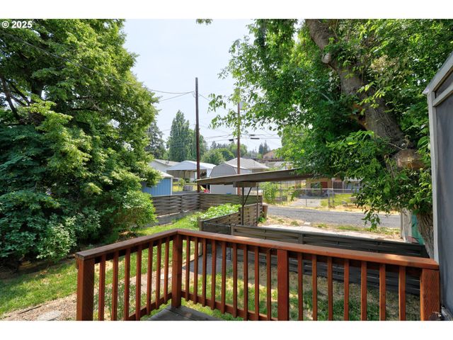 416 W 10TH St, The Dalles, OR 97058