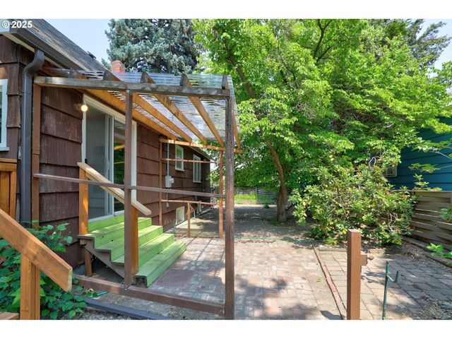 416 W 10TH St, The Dalles, OR 97058