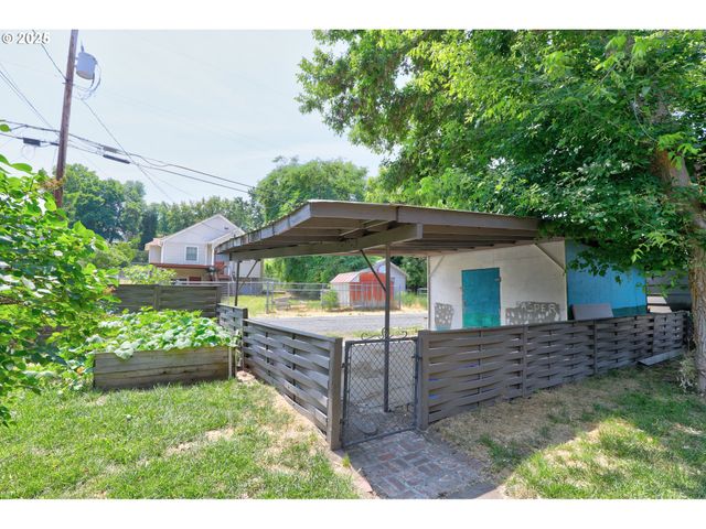 416 W 10TH St, The Dalles, OR 97058