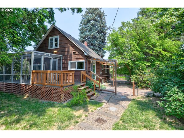 416 W 10TH St, The Dalles, OR 97058