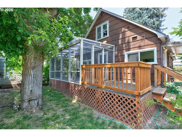 416 W 10TH St, The Dalles, OR 97058