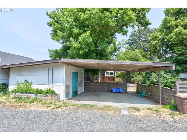 416 W 10TH St, The Dalles, OR 97058
