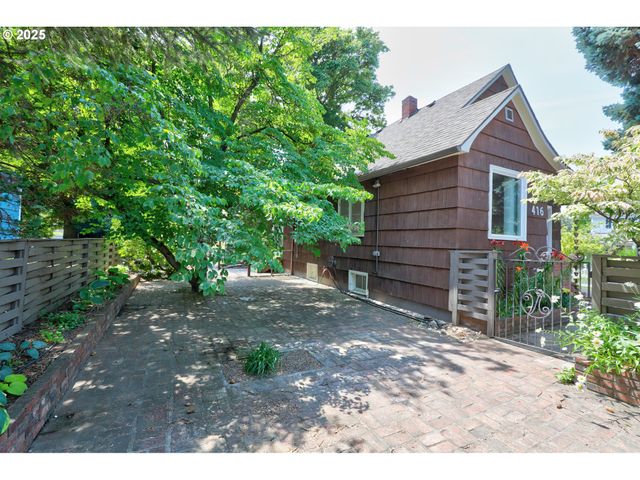 416 W 10TH St, The Dalles, OR 97058
