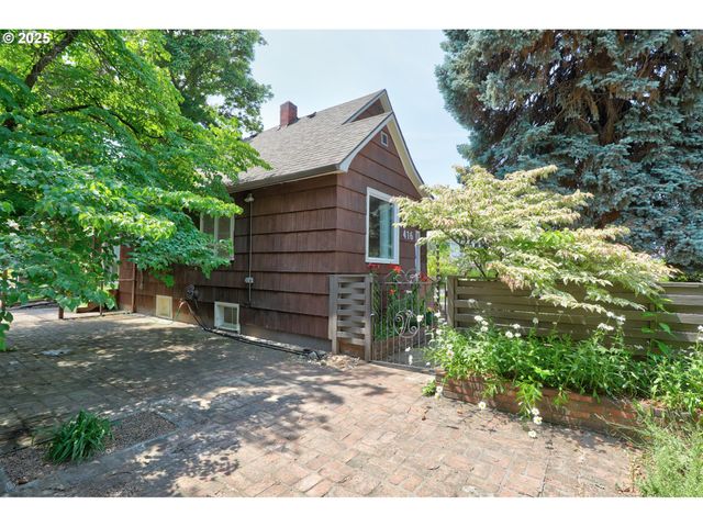 416 W 10TH St, The Dalles, OR 97058
