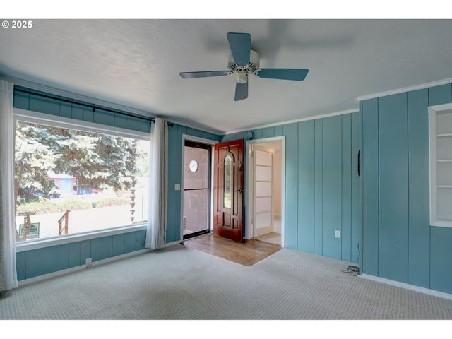 416 W 10TH St, The Dalles, OR 97058
