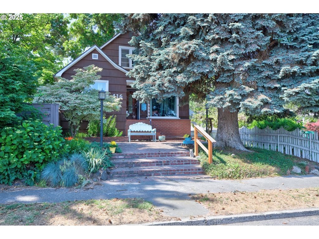 416 W 10TH St, The Dalles, OR 97058