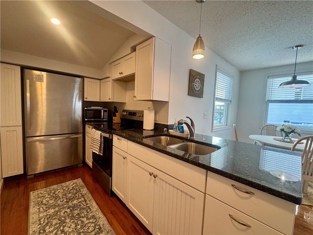 7 White Cap Road, Narragansett, RI 02882